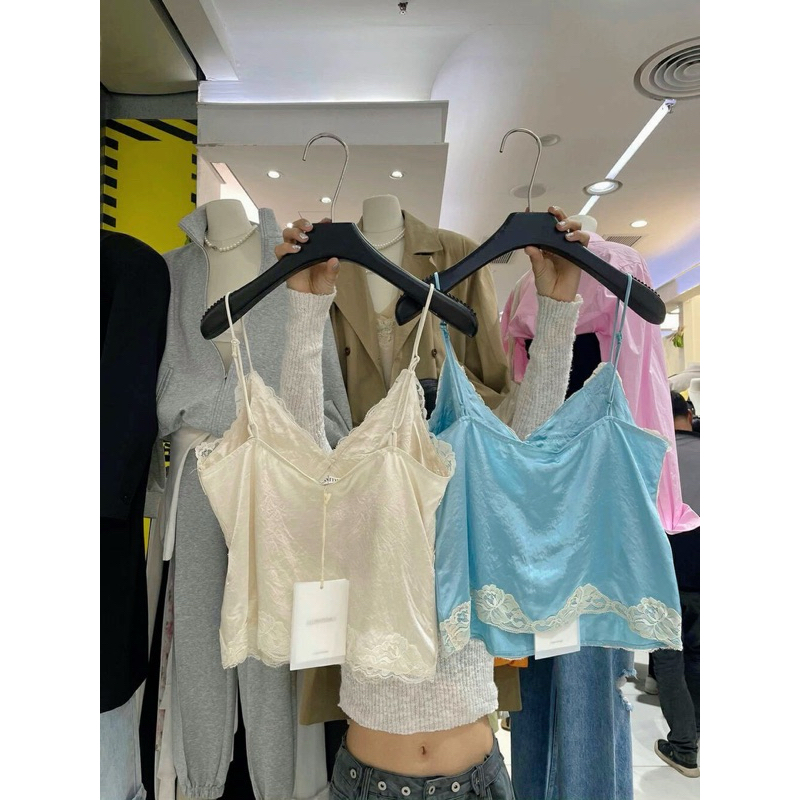 พร้อมส่ง📍𝗟𝗔𝗖𝗘 𝗧𝗥𝗜𝗠 𝗦𝗔𝗧𝗜𝗡 𝗖𝗔𝗠𝗜 𝗧𝗢𝗣 (420฿) เพิ่มความหวานและแซ่บให้ลุค ด้วยเสื้อสายเดี่ยวผ้าซาตินแต่งลูกไม้สุดคลาสสิกซาติน