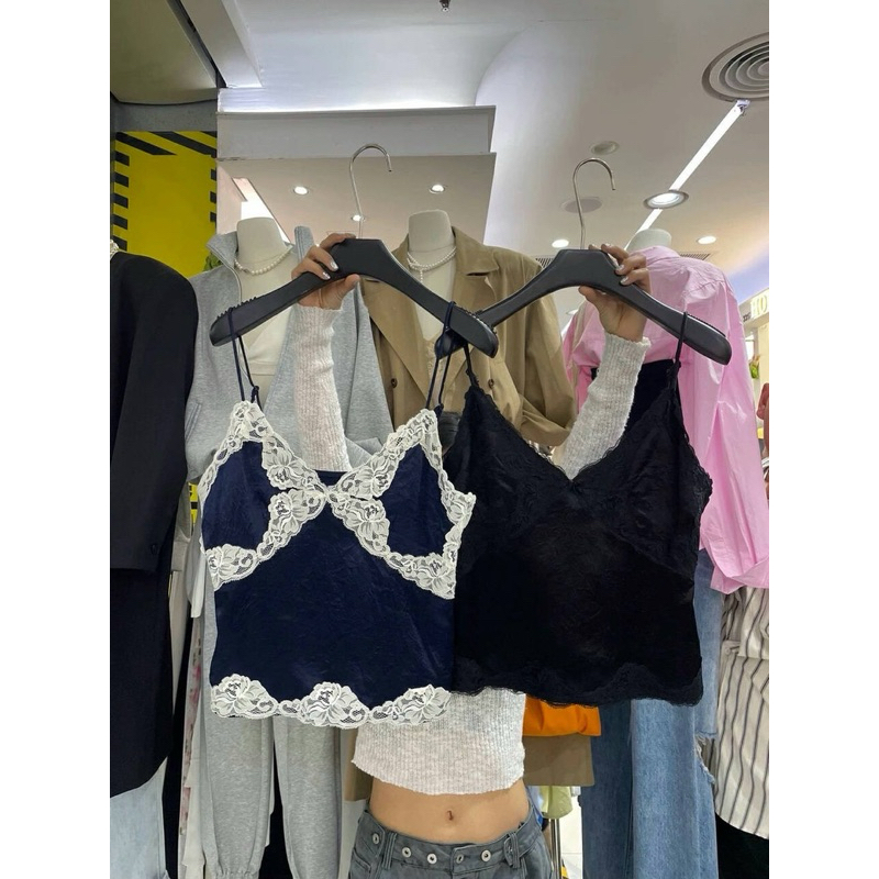 พร้อมส่ง📍𝗟𝗔𝗖𝗘 𝗧𝗥𝗜𝗠 𝗦𝗔𝗧𝗜𝗡 𝗖𝗔𝗠𝗜 𝗧𝗢𝗣 (420฿) เพิ่มความหวานและแซ่บให้ลุค ด้วยเสื้อสายเดี่ยวผ้าซาตินแต่งลูกไม้สุดคลาสสิกซาติน
