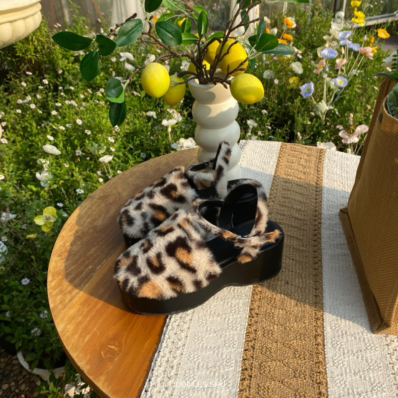 New รุ่น Jennie (เจนนี่) รองเท้าส้นเตารีดสุดชิค (Judii les shu)