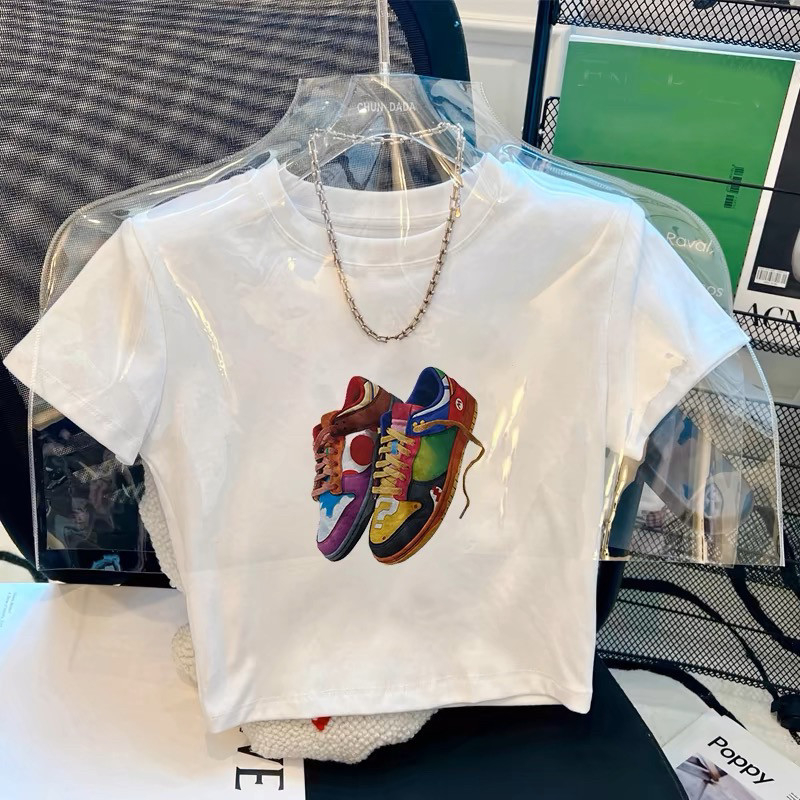 COD (พร้อมส่งสินค้าในทันที) เสื้อยืดสำหรับผู้หญิง รูปแบบโอเวอร์ไซส์ มีลายพิมพ์รูปรองเท้าที่ทันสมัย ผ้านุ่ม ใส่สบาย