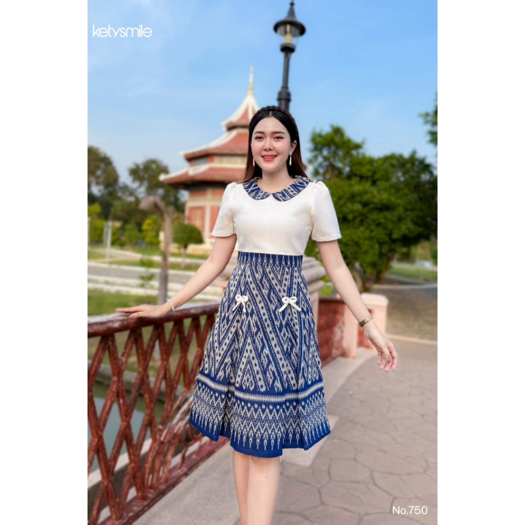 Kety Smile ชุดเดรสผ้าฝ้ายทอลาย คอบัว แต่งโบว์ที่กระโปรง ทรงกระโปรงบานทวิส งานอัดกาวทั้งชุด ซิปซ่อนด้