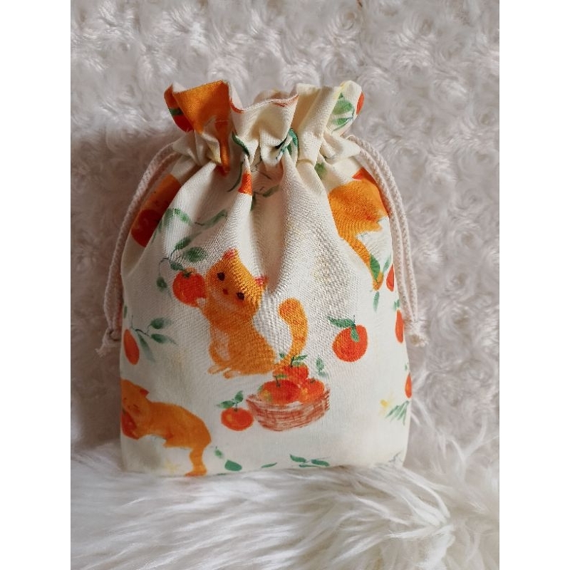 พร้อมส่ง!!!กระเป๋าผ้าหูรูด มีซับใน มีหลายลายมากกว่าสิบลาย ปากกระเป๋าไม่มีระบาย