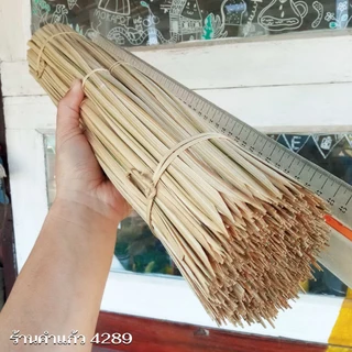 ตอกหมูพวง(ปลายแหลม) ตอกไม้ไผ่ทำมืออย่างดี เหนียว นิ่ม ยาว 35-45 เซนติเมตร (คัดพิเศษ) น้ำหนัก 1 กิโลกรัม (1000 เส้น)