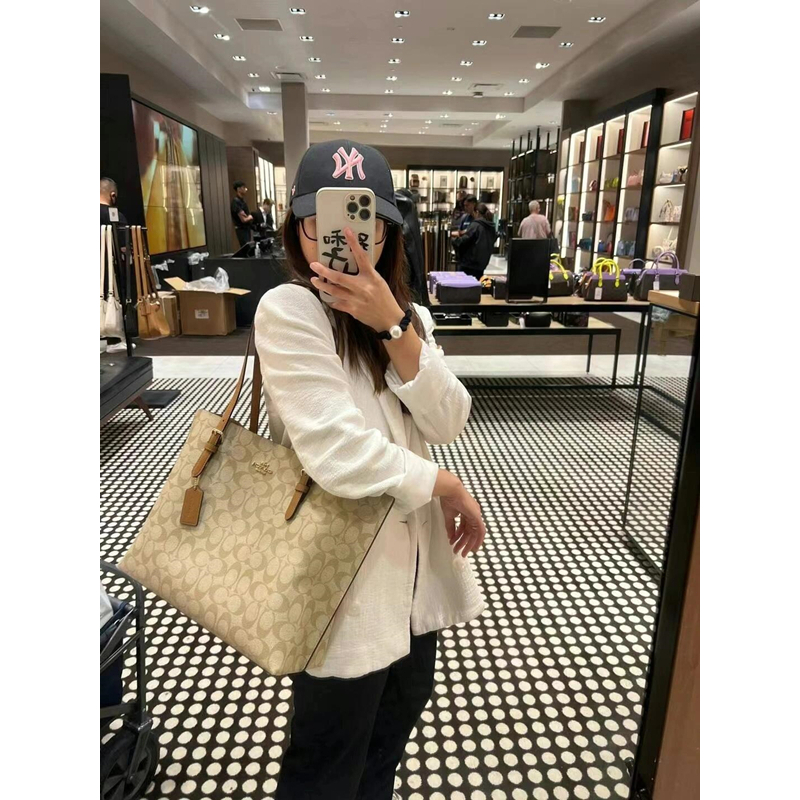 COACH Mollie Tote In Signature Canvas ของแท้ กระเป๋าช้อปปิ้งและเดินทางขนาดใหญ่