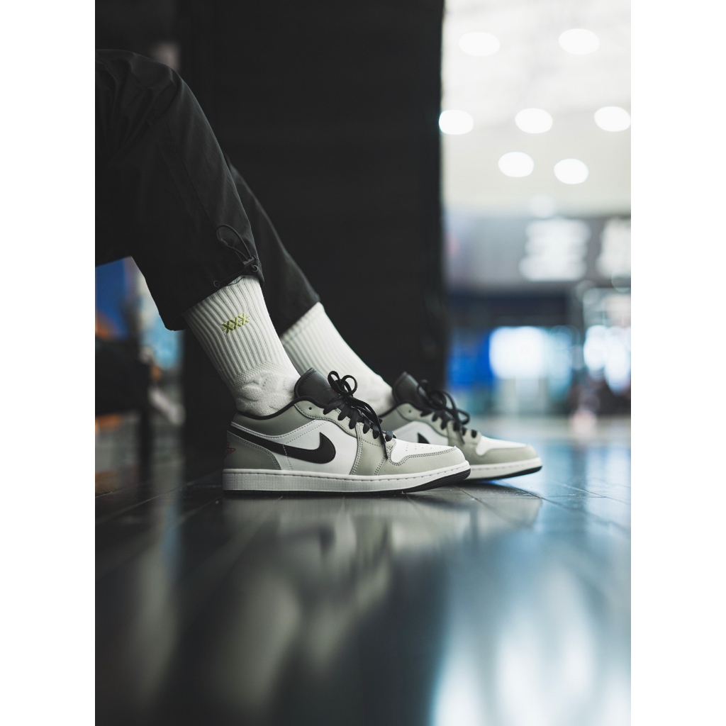 【100% original💯%】AIR JORDAN 1 LOW LIGHT SMOKE GREY 1 LOW แบรนด์ใหม่ รองเท้ากีฬาชายและหญิง
