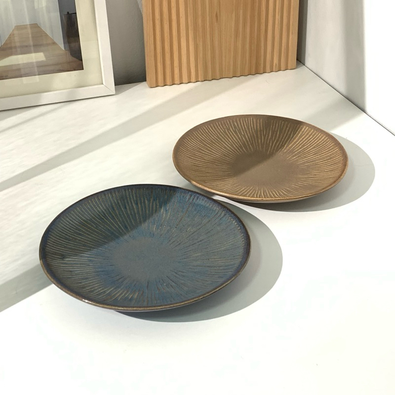 Goodsceramics Round Flat Platter จาน ผิวสัมผัสเคลือบมันมาด้วยกันสองสีเล่นริ้วรอบจานผิวจานด้านใน