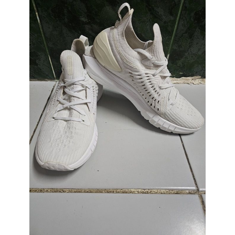 พร้อมส่ง รองเท้าผ้าใบมือสอง Under armour Hovr Phantom สีขาว ไซส์ 42.5/27 cm. พื้นนิ่ม สภาพดี