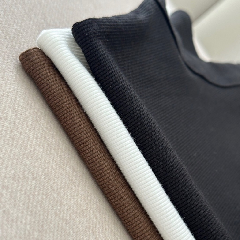 SISSY : เสื้อกล้ามสีพื้นคอกลม  แต่งกระดุมหน้าใช้งานได้จริง  ผ้าร่องเล็ก เย็บเก็บแต่งขอบคอและวงแขน  ผ้ายืดนุ่ม ใส่กระชับ - รูปที่ 3