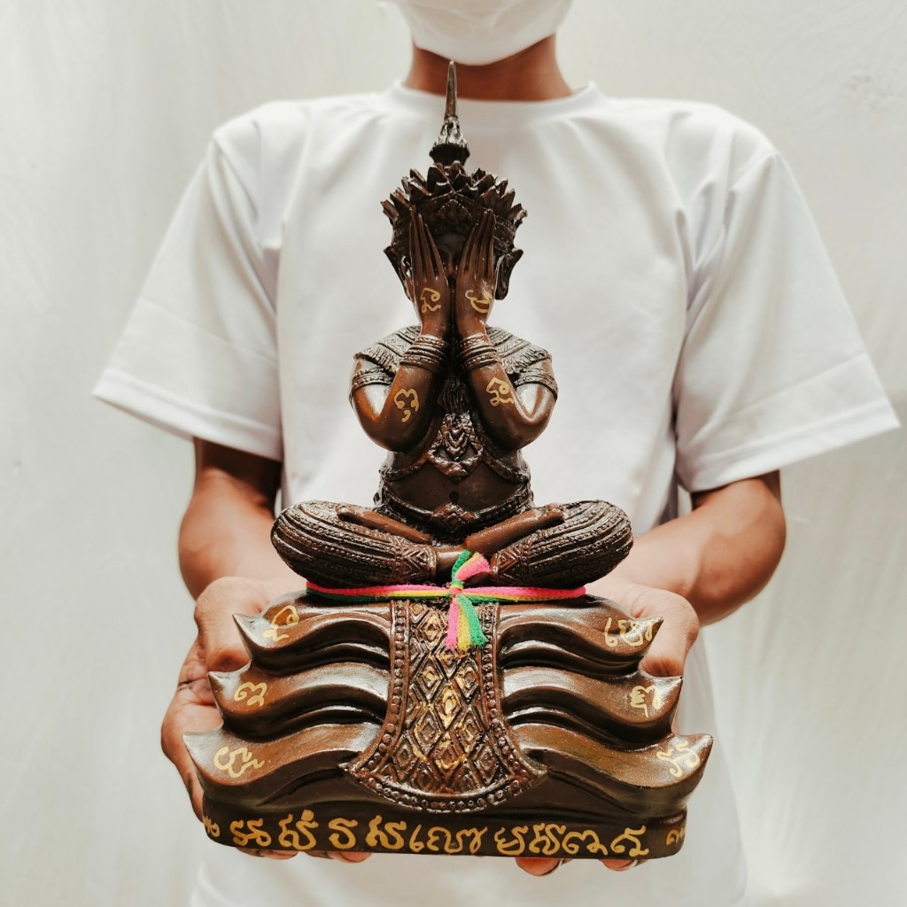 พระปิดตาทรงเทริด มโนราห์ สีไม้ สักยันต์