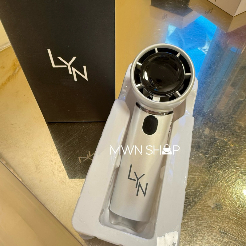Lyn พัดลม มีโค้ดลด30% พัดลมพกพา พร้อมกล่อง ถุงกระดาษจากชอป ของแท้จากชอป