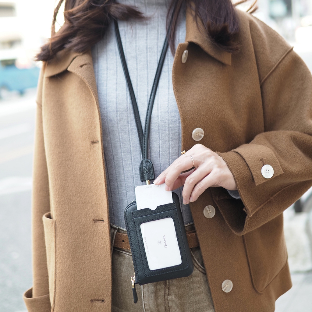 ID card holder with zipper pocket กระเป๋าห้อยคอโชว์บัตร มีช่องซิปใส่ของใบเดียวจบ รุ่น Flint พกพาสะดวก Chari