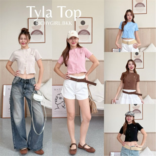 RICHYGIRL | Tyla Top เสื้อยืดแขนสั้น ผ้าหนานุ่มนิ่ม กระดุมสแ…