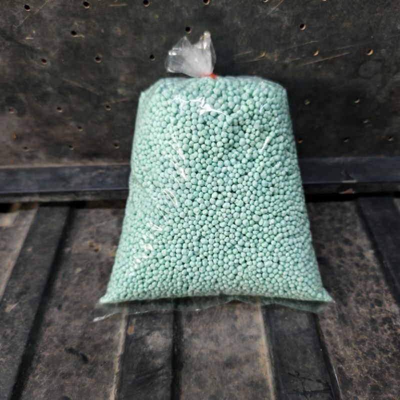 ปุ๋ยสูตรเสมอ 16-16-16 ถุงละ 1 kg. เหมาะกับพืชผักทุกชนิด