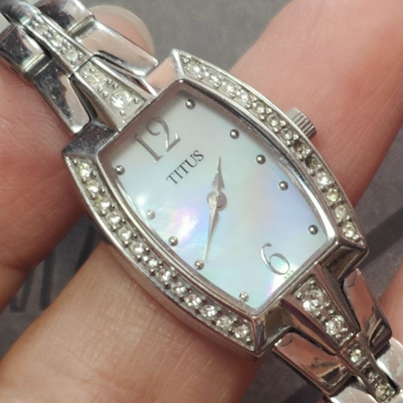นาฬิกาวินเทจมือสอง Titus หน้ามุก เรียบแอบหรู ระบบควอตซ์ กระจกสวยใส ถ่านใหม่ สายยาว 17.5 cm.