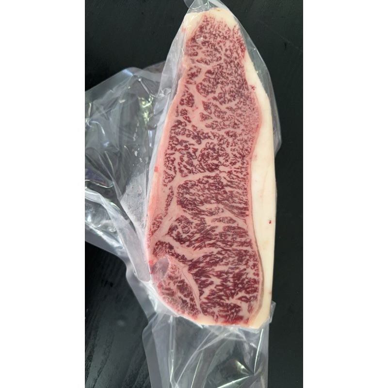 เนื้อวากิวญี่ปุ่นตัดชิ้นสเต็ก เกรด A5 Kobe Wine Wagyu Striploin 150g.