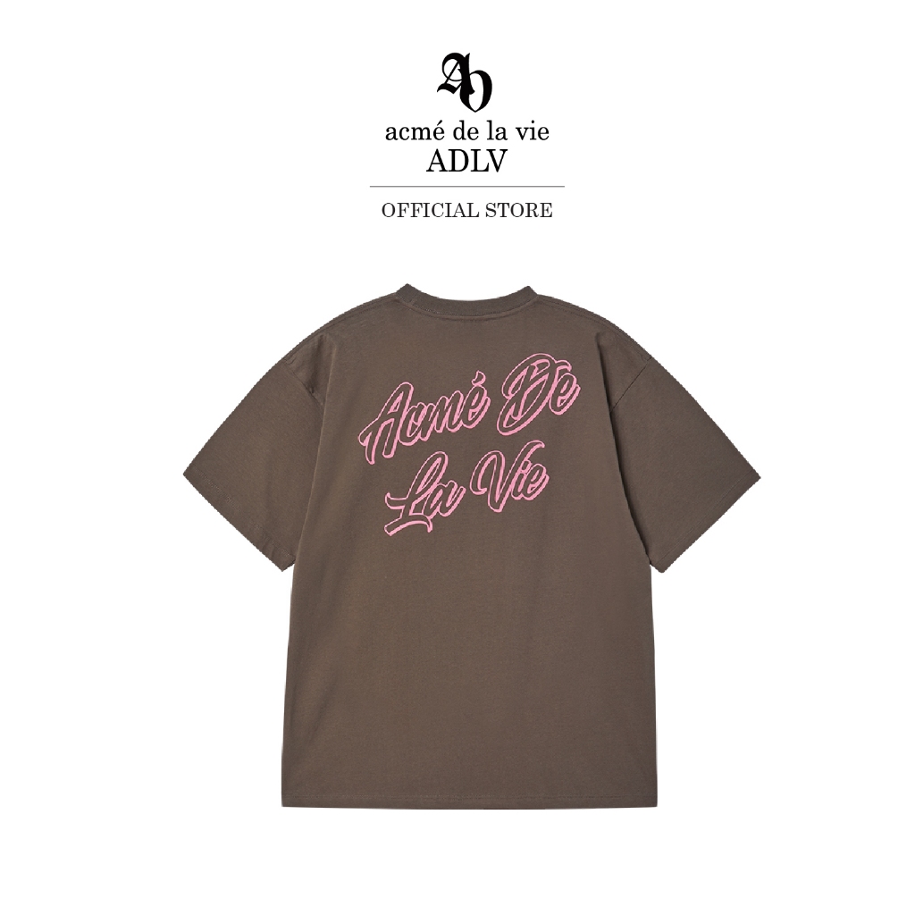 ADLV [acme de la vie] เสื้อยืด Oversize รุ่น Outline Script Logo Short Sleeve T-Shirt Brown