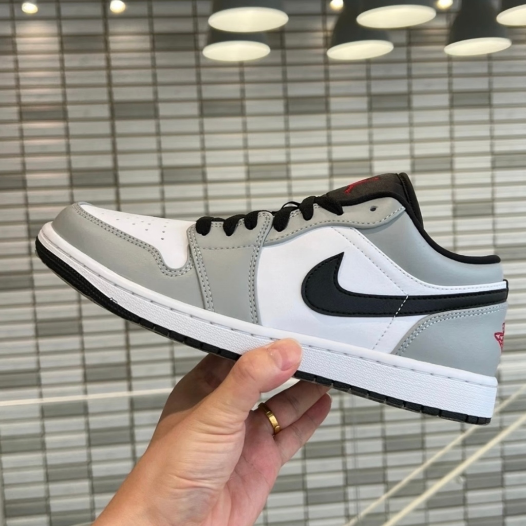 ไนกี้ รองเท้าวิ่ง Nike รองเท้า Air Jordon 1 Low Light “Smoke Grey” รองเท้ากีฬาชายและหญิง รองเท้าผ้าใบ ของแท้ 💯%