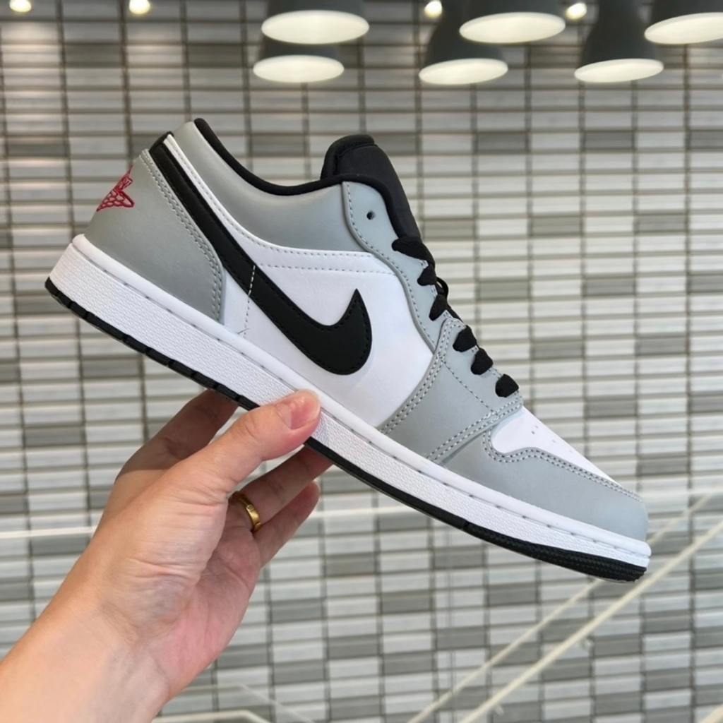ไนกี้ รองเท้าวิ่ง Nike รองเท้า Air Jordon 1 Low Light “Smoke Grey” รองเท้ากีฬาชายและหญิง รองเท้าผ้าใบ ของแท้ 💯%