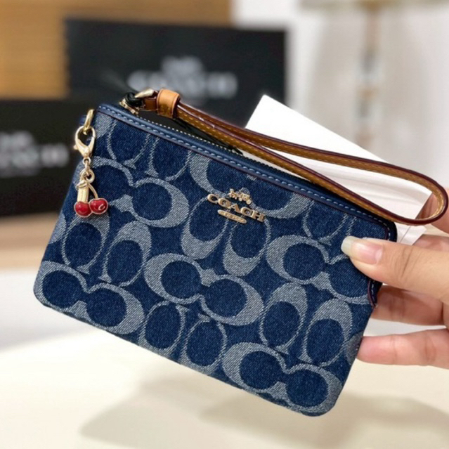 🎀(สด-ผ่อน) CZ452 Corner Zip Wristlet In Signature Denim