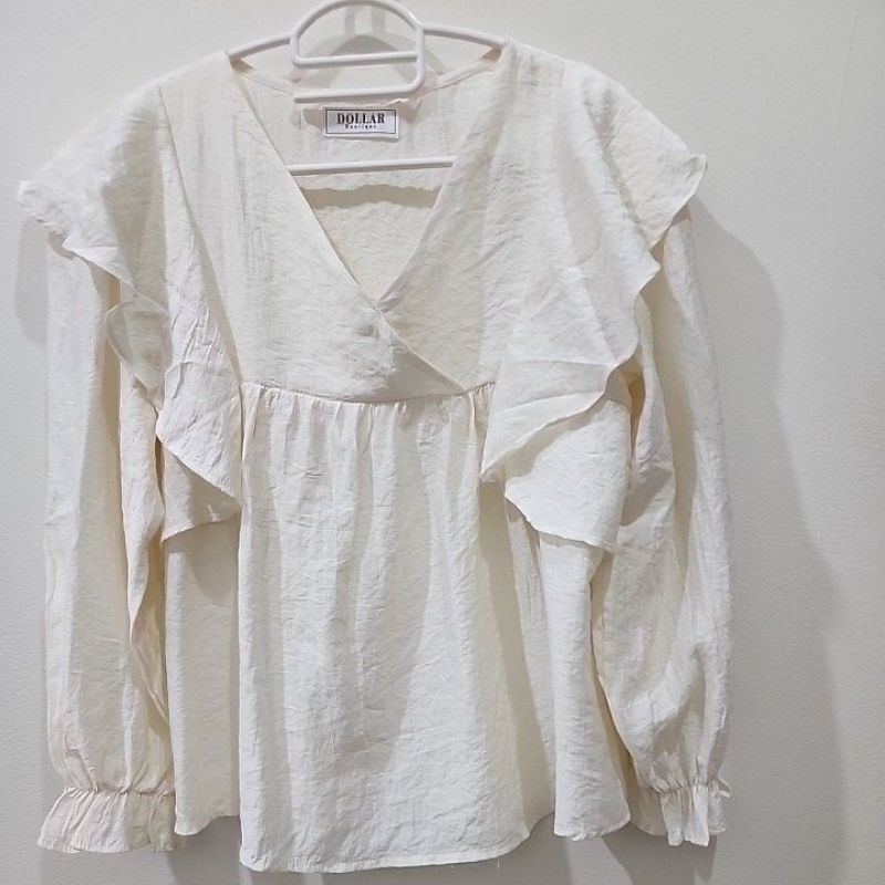 Dollar Boutique เสื้อดอลล่าบูทิคมือสอง ใส่ครั้งเดียว สีขาวครีม อก40 ยาว 23นิ้ว