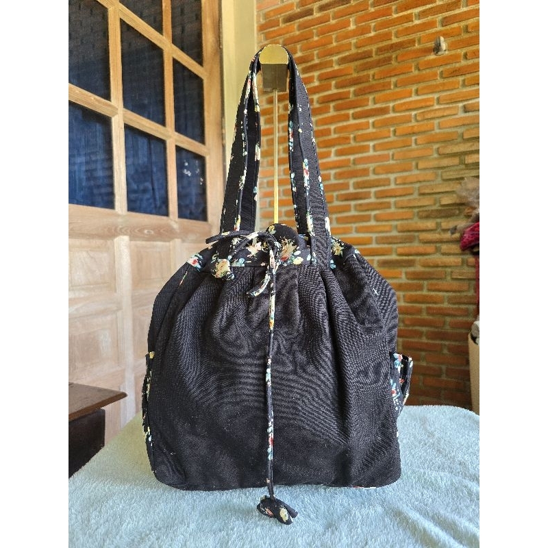 กระเป๋าผ้าสะพายข้าง naraya มือสอง