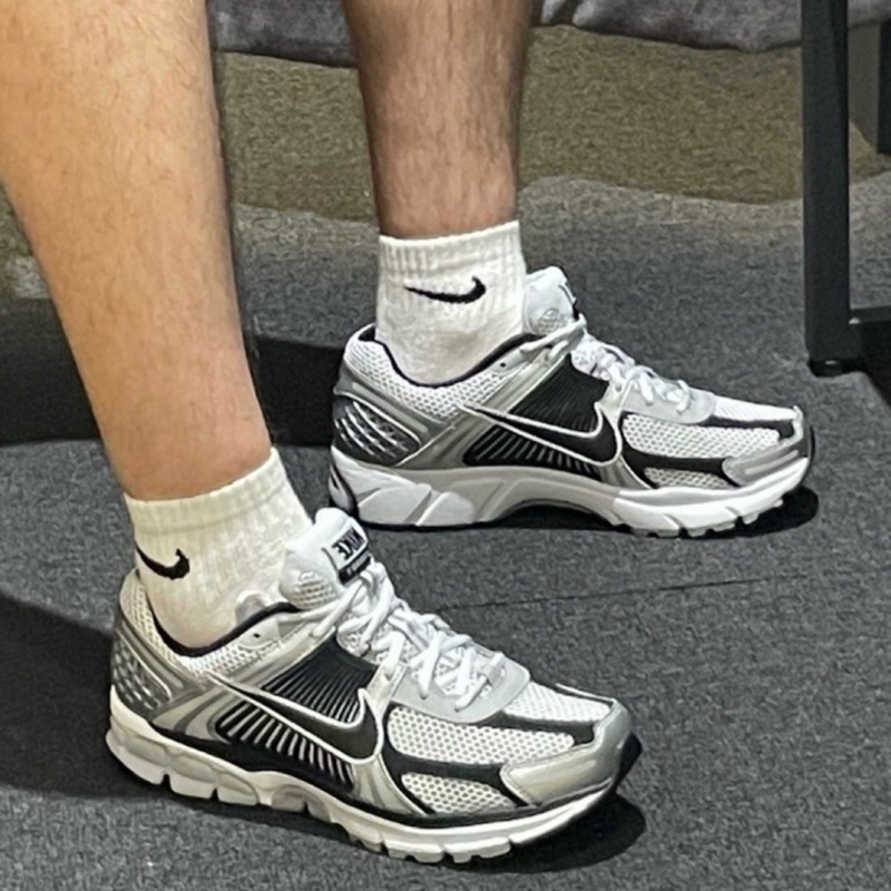 Nike Zoom Vomero 5 Metallic Silver Black แท้ 100%