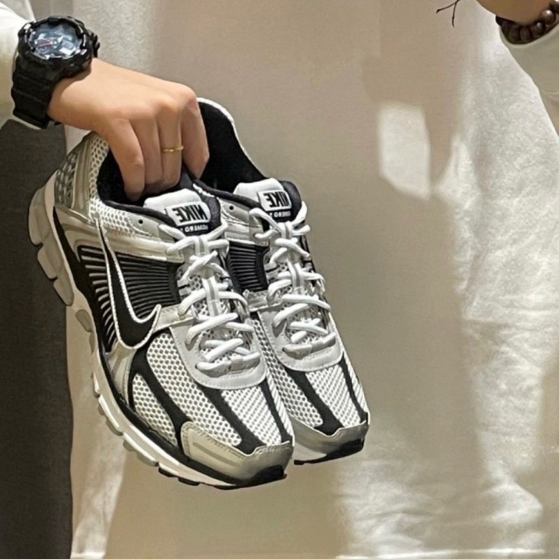 Nike Zoom Vomero 5 Metallic Silver Black แท้ 100%