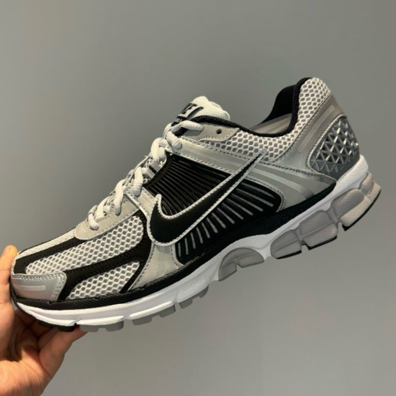 Nike Zoom Vomero 5 Metallic Silver Black แท้ 100%