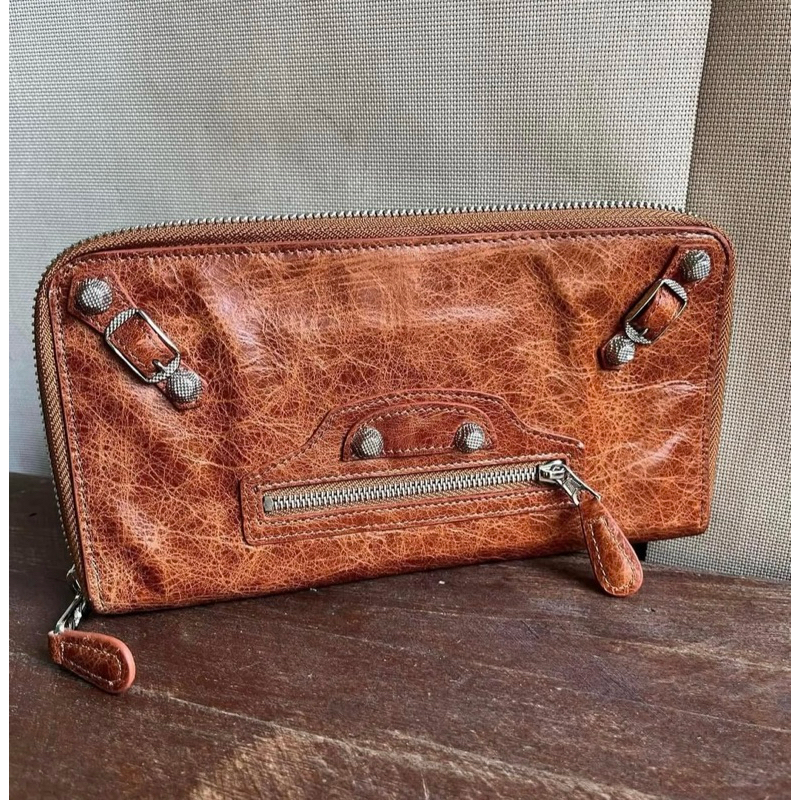 กระเป๋าสตางค์ใบยาว Balenciaga แท้ 💯% หนังแท้ทั้งใบ ปักหมุดเท่ห์ๆ มือ 2 สภาพดีมาก ขนาด 8.2x4.5” ไม่มี