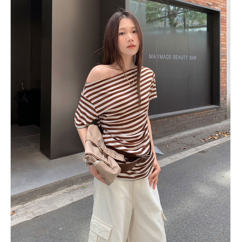 (พร้อมส่ง) Clothestoryy - *เซ็ต2ชิ้น* เสื้อยืดลายทางไหล่เฉียง + เข็มขัดหัวสีทองหนังหลับ