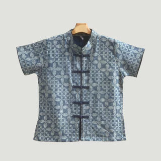 เสื้อคอจีนแขนสั้นผู้หญิงสีคราม กระดุมจีน เนื้อผ้าฝ้ายเกล็ดเต่าสโตนกัดลาย ทรงสวยน่ารัก เนื้อนุ่มสวมใส่สบายได้ทุกโอกาส