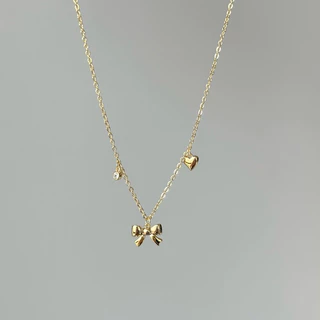 TROPHIES.CO - Baby ribbon necklace สร้อยคอโบว์ หัวใจ เพชร