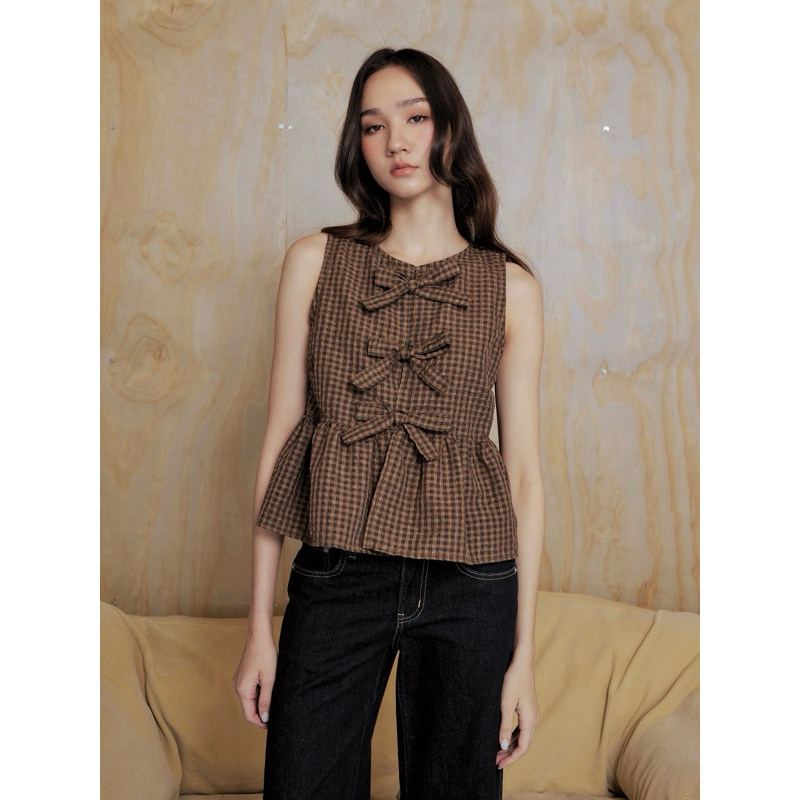 Theremin Fay sister (brown plaid) เสื้อแขนกุดดีเทลผูกโบว์ - น้ำตาล