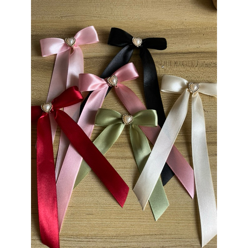 เข็มกลัดริบบิ้นโบว์ ตกแต่งหัวใจ🎀🩵 ขนาดริบบิ้น 2ซม.