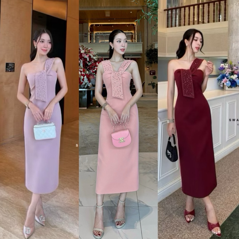 Swan•เดรสยาวสายปาดข้างเดียว ตรงอกทีรูสำหรับร้อยสาย ตรงสายแต่งประดับด้วยเพชร