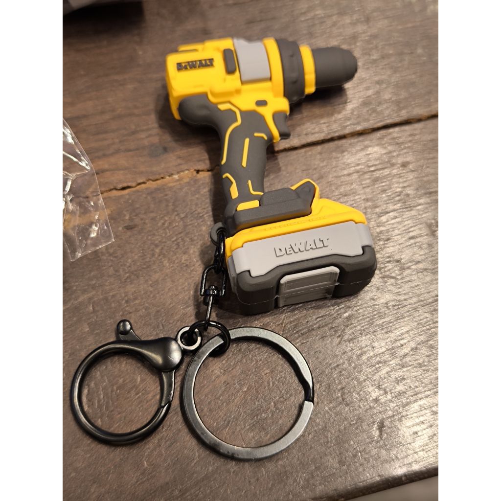 พรีออเดอร์ กำลังมา 15-16 วัน พวงกุญแจ สว่าน และลูกหมู Dewalt ที่ระลึกจากงาน Dewalt 100ปี USA