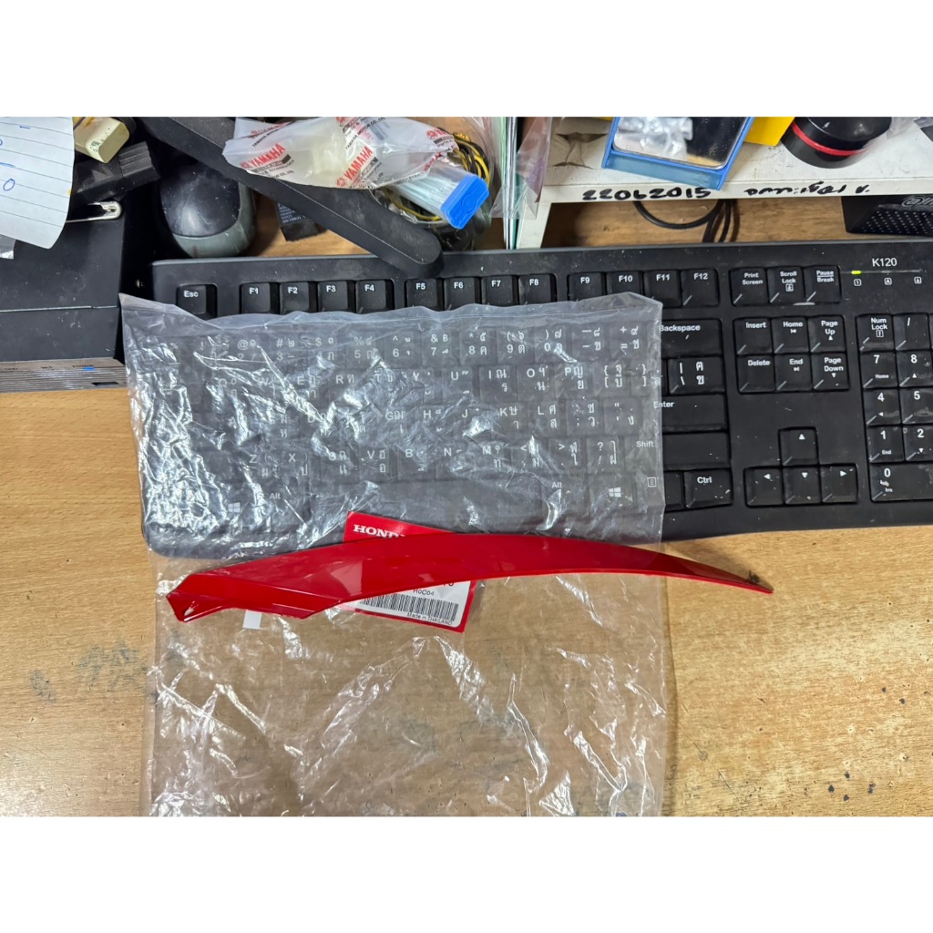 แผ่นประดับไฟหน้าด้านขวา สีแดง 64505-K97-T00YJ แท้ศูนย์100% ราคาเต็ม 428 ลดครึ่งราคา (อะไหล่3)