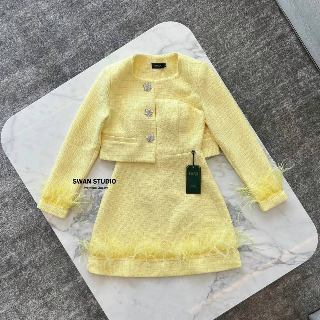 Swan เซทเสื้อคลุมแขนยาวผ้าทวิต แต่งกระดุมเพชรดอกไม้ - รูปที่ 4