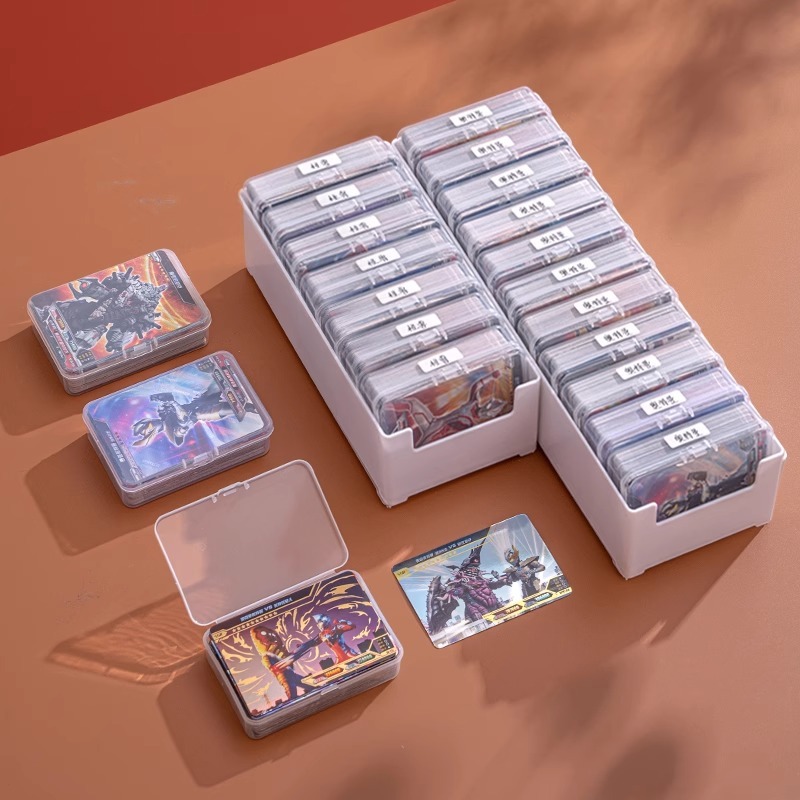 กล่องเก็บการ์ดรูปดารา กล่องพลาสติกทรงสี่เหลี่ยมความจุสูง กล่องเก็บการ์ด กล่องเก็บรูปภาพ พร้อมฐานวาง