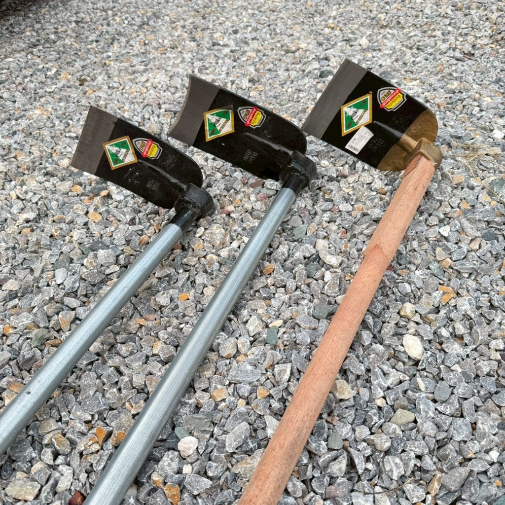 จอบขุด ตราจระเข้ ขนาด 2-3 ปอนด์ ขุดดิน ของแท้ 100% จอบ จอบพร้อมด้ามเหล็ก 120-150 ซม.ใช้ได้นานเกิน5ปี