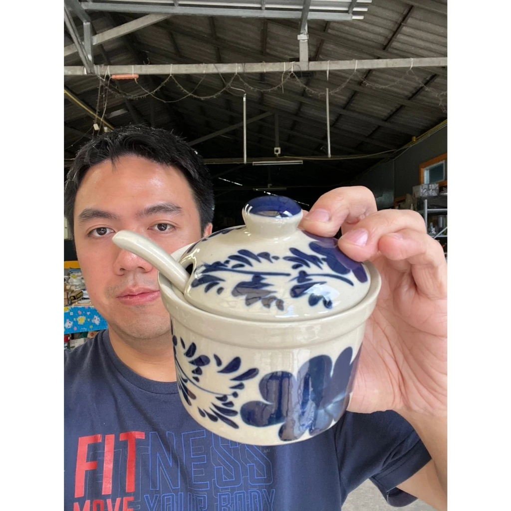 โถเครื่องปรุงลายดอกไม้สีครามL โถใส่เครื่องปรุงเซรามิค โถใส่น้ำปลาพริก รวมช้อน ขนาด4 นิ้ว (กว้าง 10 ซม. x สูง 10 ซม.)