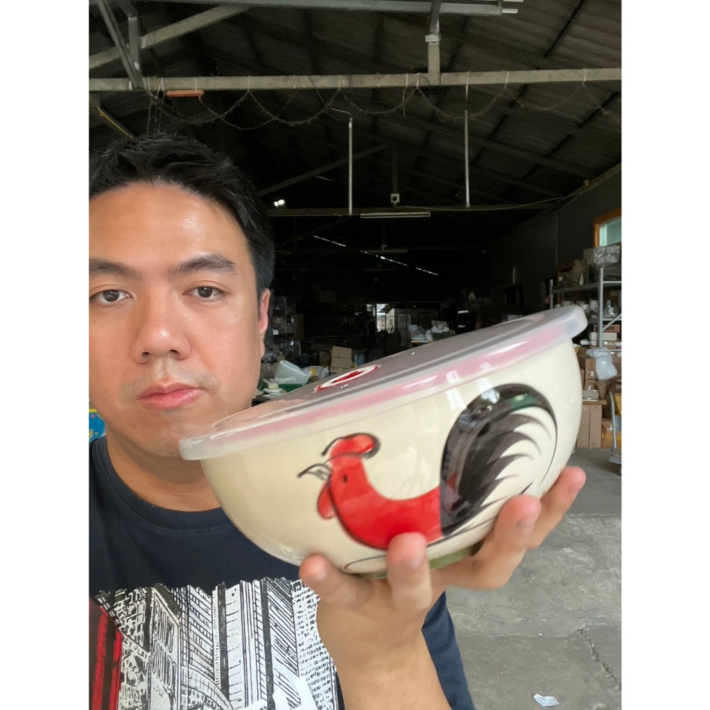 ชามเซรามิกพร้อมฝาปิดสูญญากาศ ชามทรงกลม ชามตราไก่ ขนาด8นิ้ว ลายไก่ชบาแดง เนื้อสโตนแวร์ stoneware งานของลำปาง ออกใบกำกับภา