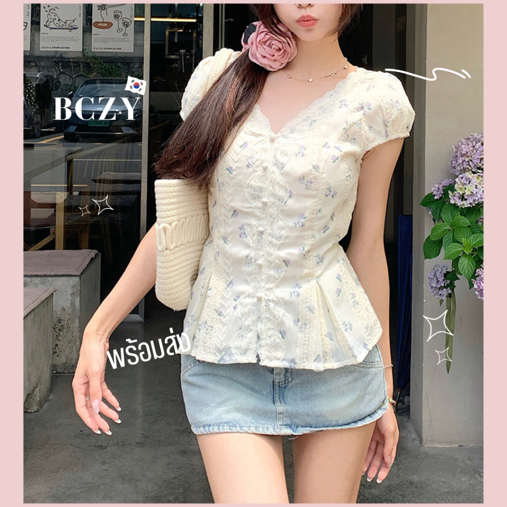 BCZY เสื้อเบลาส์ แต่งลูกไม้ เข้ารูป หน้าร้อน เสื้อคอวี แขนสั้น ตุ๊กตา สีขาว ครีม