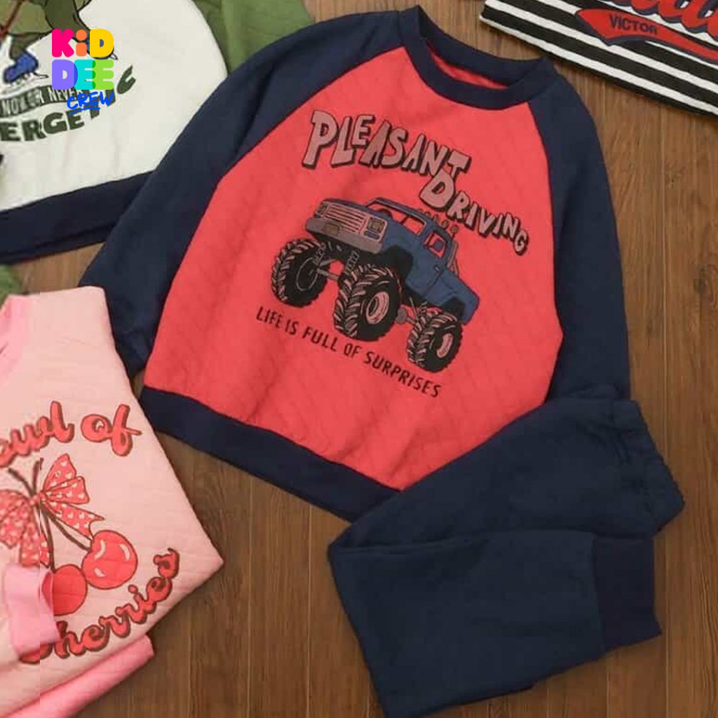 KiddeeCrew ชุดนอนเด็ก แดงพิมพ์รถแขนกรม ผ้าแซนวิช เหมาะสำหรับอายุ 1-14 ปี