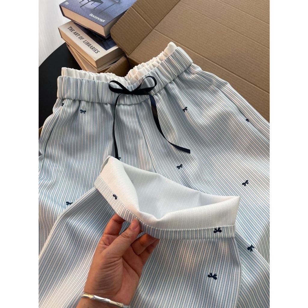 คุ้มค่า! ทำให้ขาดูยาวขึ้น! กางเกงขายาวลายทางสีฟ้าอ่อนสำหรับผู้หญิง กางเกงขายาวทรงขากว้างดีไซน์เก๋