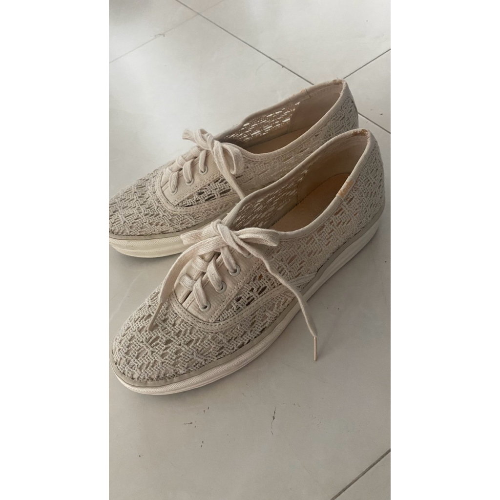 รองเท้า ked สีครีมลายลูกไม้