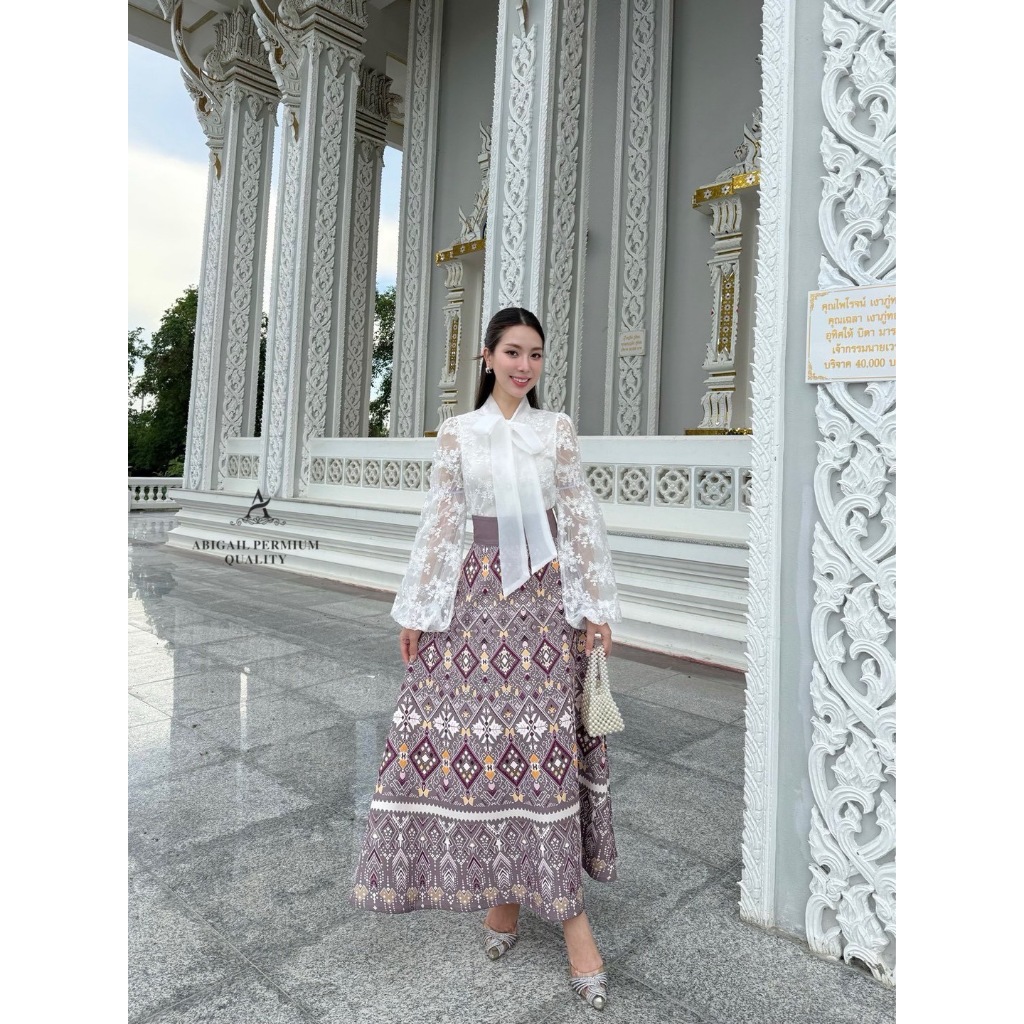 ABIGAIL BRAND ABG229 ชุดเซต เสื้อลูกไม้แขนยาวคอผูกโบว์ มาพร้อม ผ้าถุงสำเร็จลายผ้าไทย
