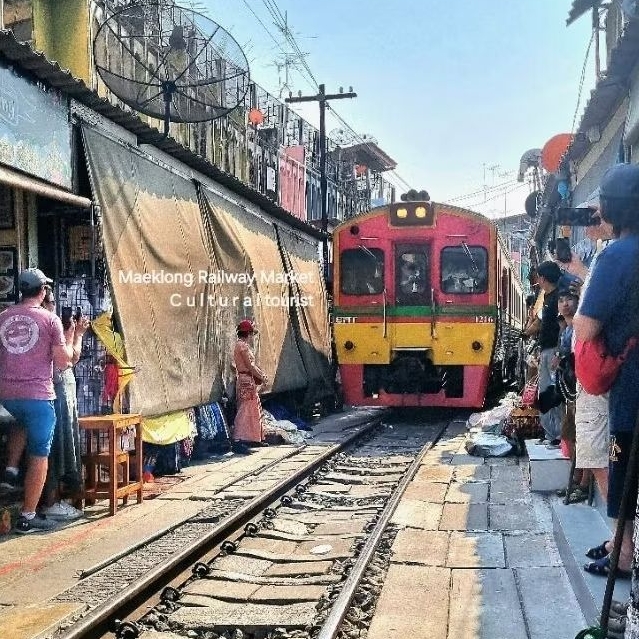 Book Damnoen Saduak Floating Market & Railway Market TOUR