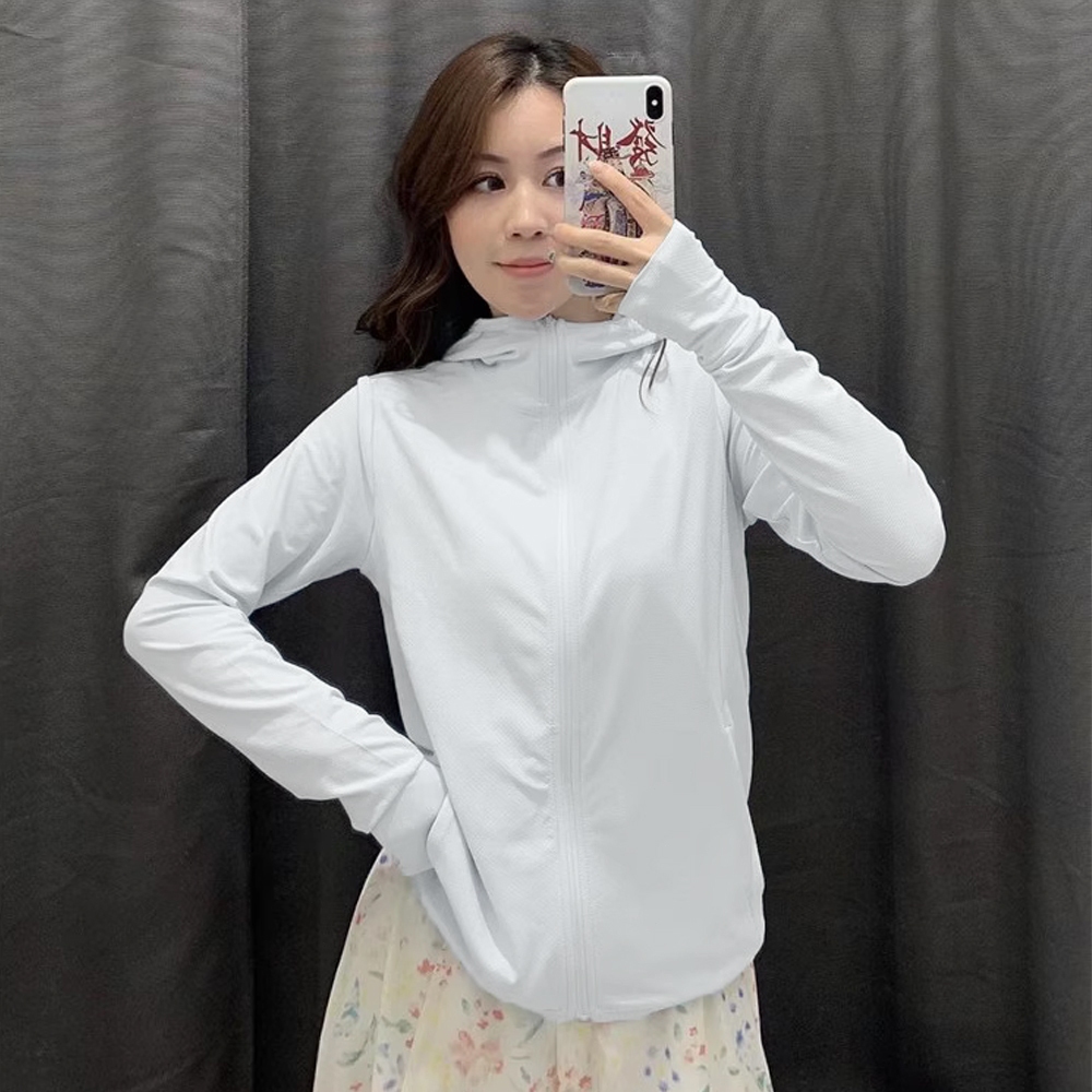 เสื้อผ้ากันแดดสำหรับผู้หญิงฤดูร้อนป้องกันรังสียูวี UPF50 + ผ้าไหมน้ำแข็งคลุมด้วยผ้ากันแดดสีน้ำเงินเข้มเสื้อกันหนาวขี่บาง