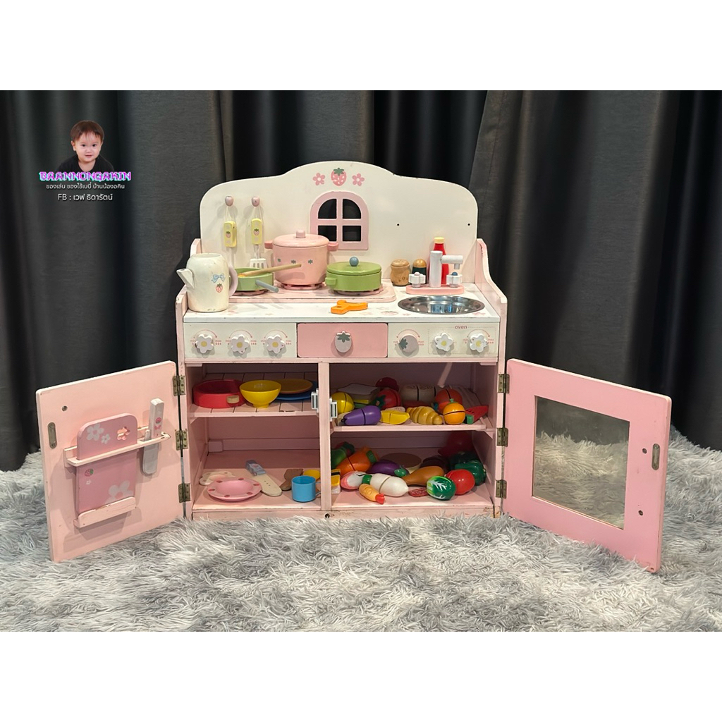 ครัวไม้ ครัวเด็ก ครัวสตอเบอร์รี่ mother garden พร้อมอุปกรณ์ทำครัวตามภาพ ✨ สินค้ามือสอง มีร่องรอยตามก